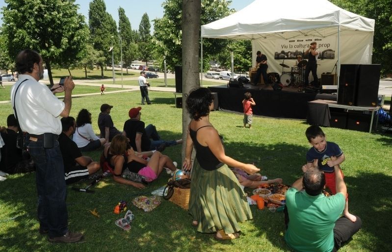 Pícnic amenitzat amb actuacions musicals. FOTO: David Fernández Pícnic amenitzat amb actuacions musicals. FOTO: David Fernández