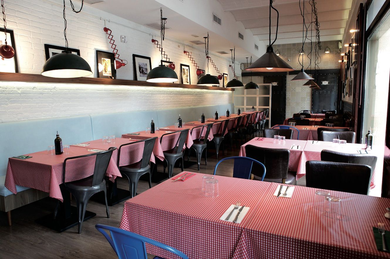 Un espai acollidor, presidit per un forn de llenya