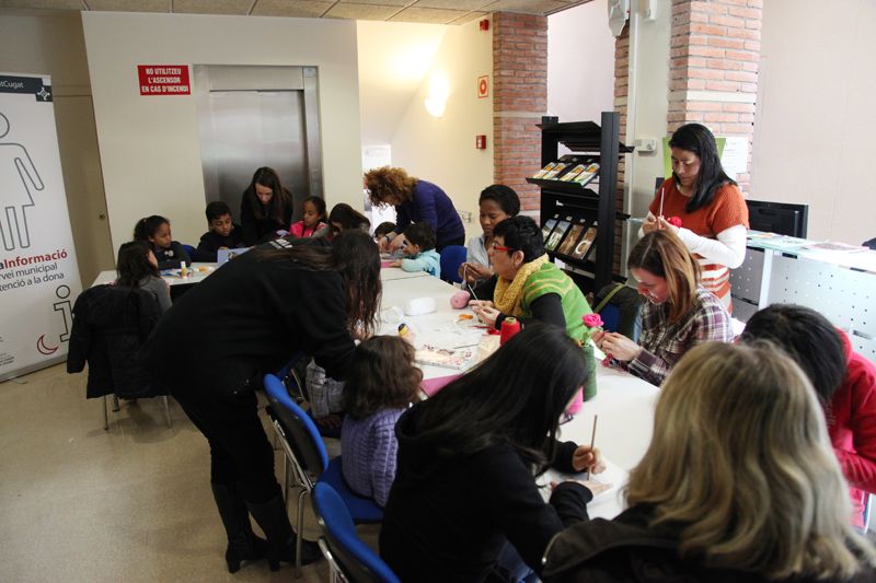 Diverses famílines han participat al taller del tapís. FOTO: Lali Puig