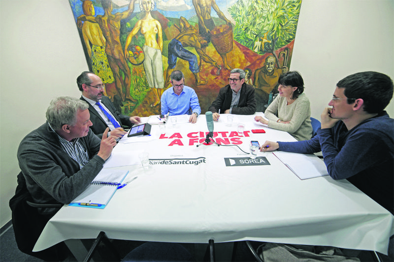 Els participants a la taula van parlar sobre virtuts i defectes de la ciutat, però també van plantejar millores. FOTO: Artur Ribera