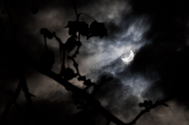 L'eclipse de sol fet des de la pla&ccedil;a d'Octavi&agrave;. FOTO: Lali Puig