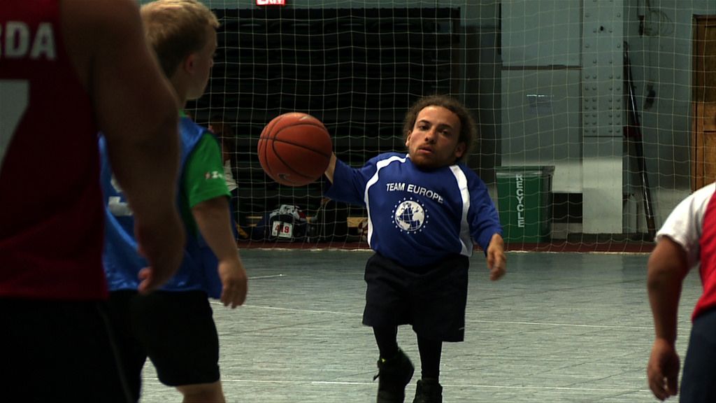 Pahisa jugant a bàsquet, en una imatge del documental. FOTO: glanceupdoc.com