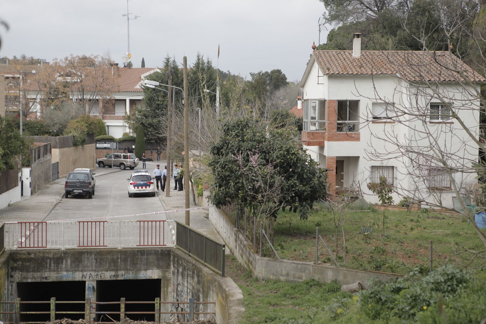 La casa continua acordonada per la policia. FOTO: Artur Ribera