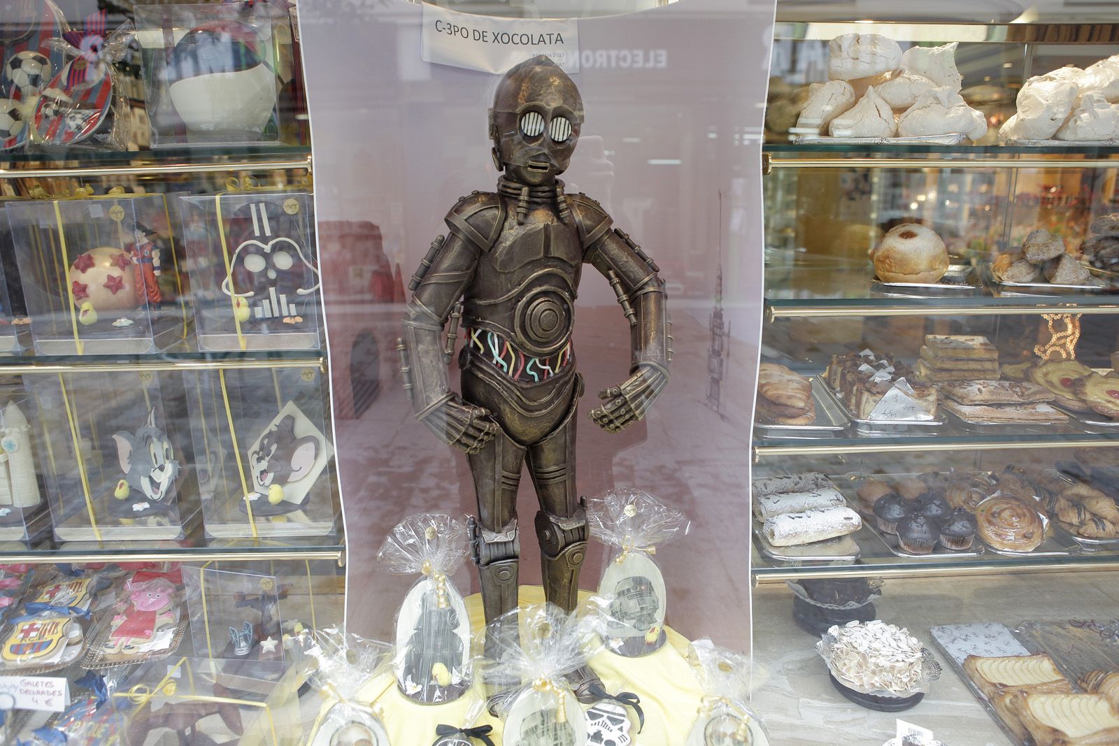 El C-3PO de xocolata a l'aparador de la Pastisseria Sàbat del Carrer Santiago Rusiñol. FOTO: Artur Ribera El C-3PO de xocolata a l'aparador de la Pastisseria Sàbat del Carrer Santiago Rusiñol. FOTO: Artur Ribera