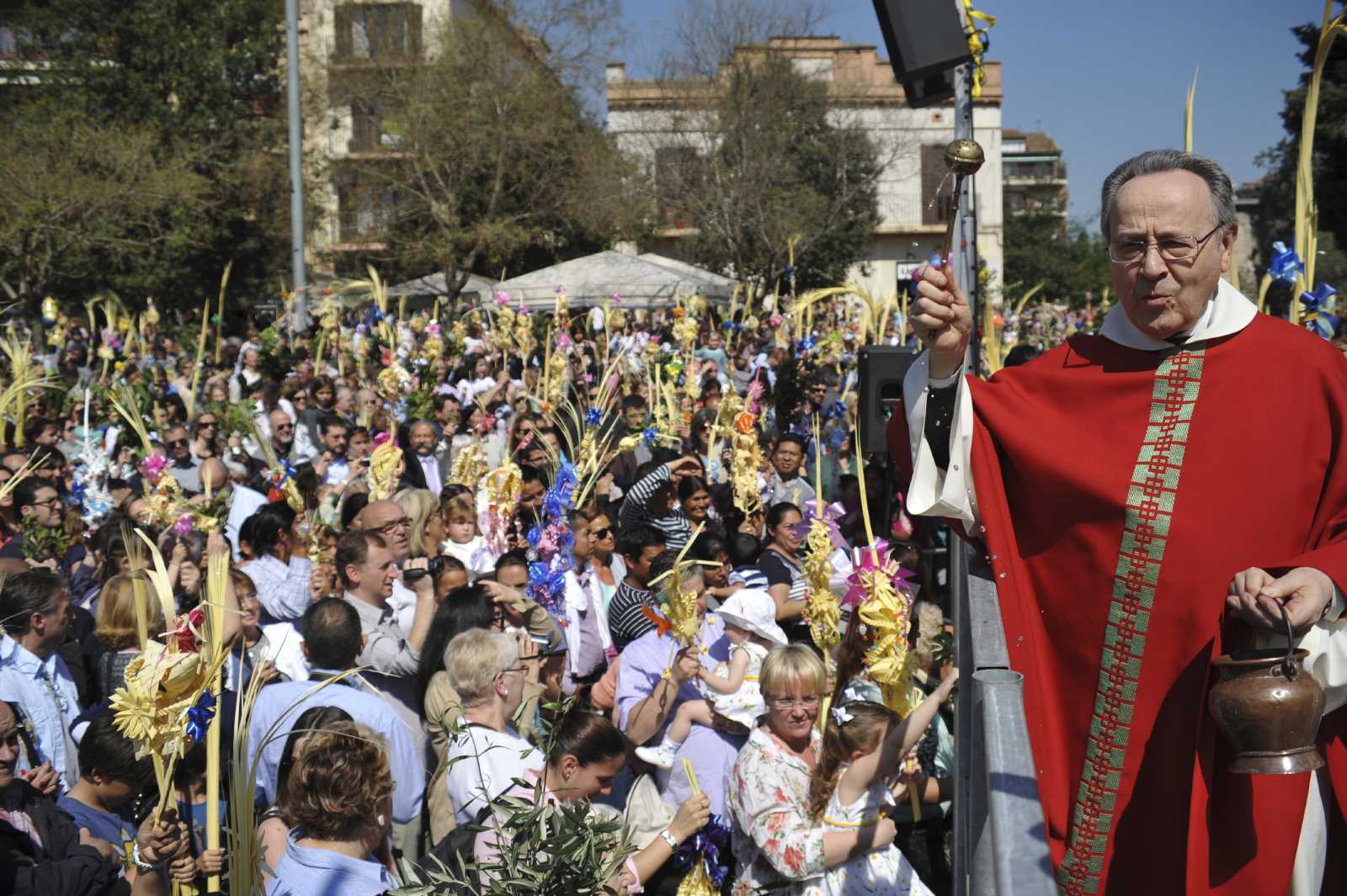 Centenars de santcugatencs s'apleguen cada any per beneir les palmes a la pla&ccedil;a d'Octavi&agrave;. FOTO: Amanda Bernal