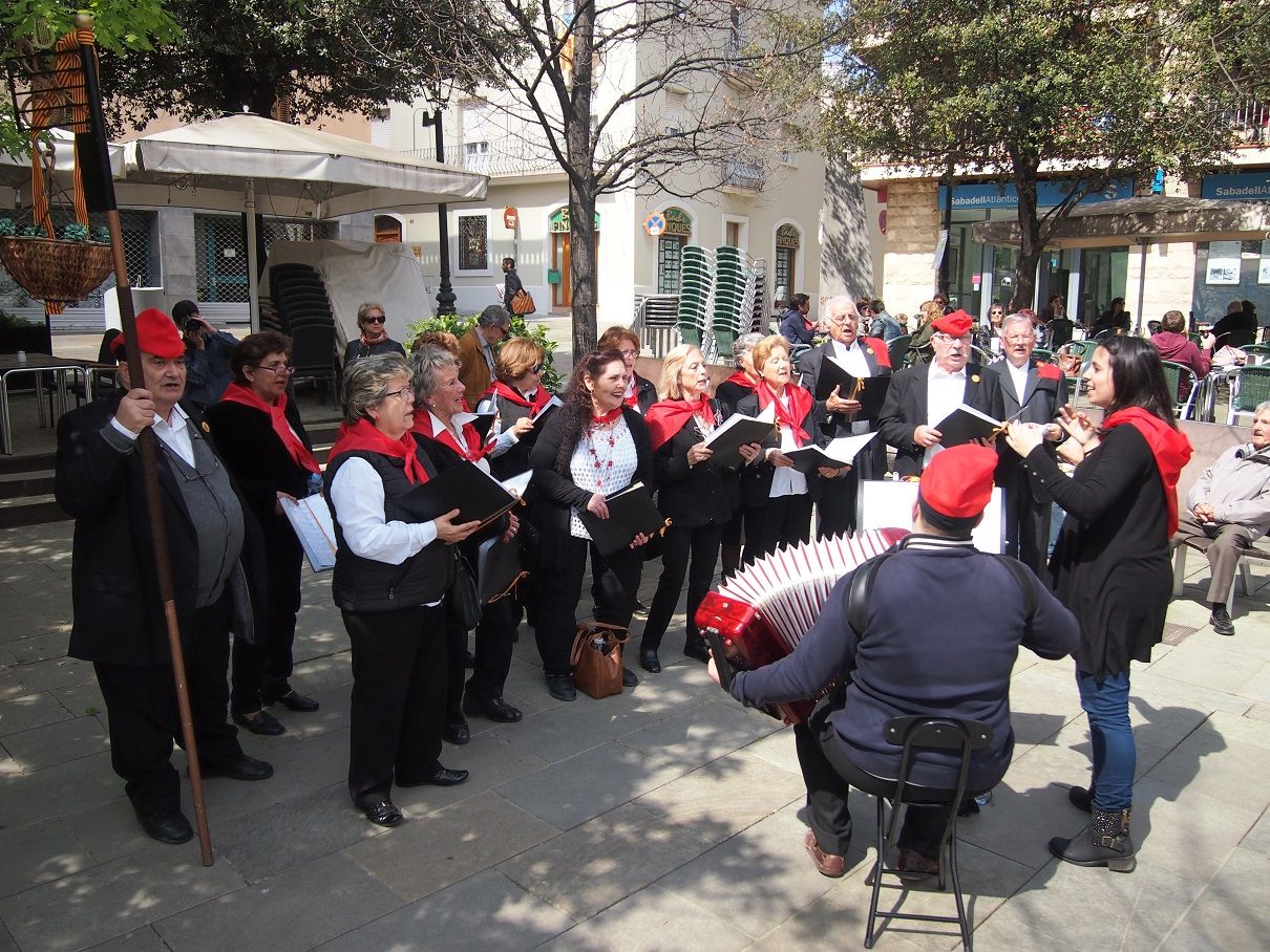 La Societat Coral La Unió Santcugatenca cantant caramelles FOTO: C. Caballé