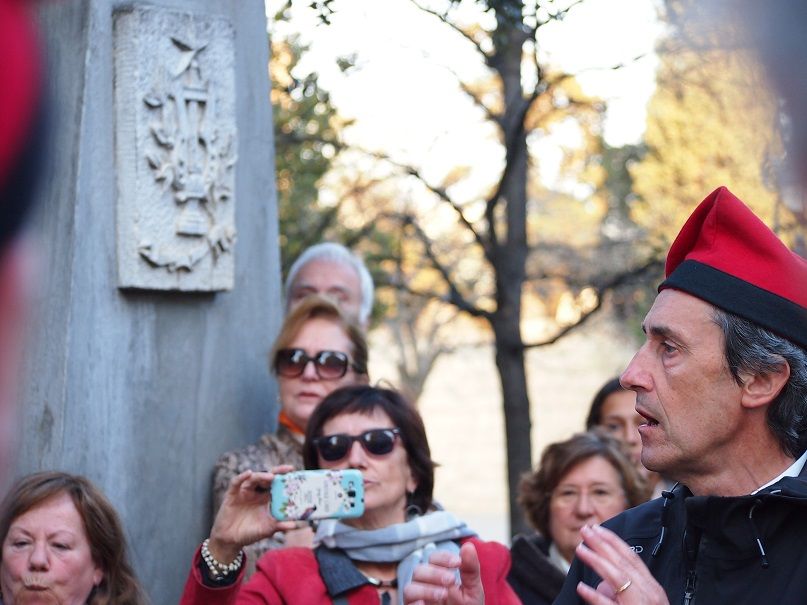 Cantant davant el Monument a La Lira s'han acomiadat fins la pròxima Pasqua. FOTO: Cinta Caballé