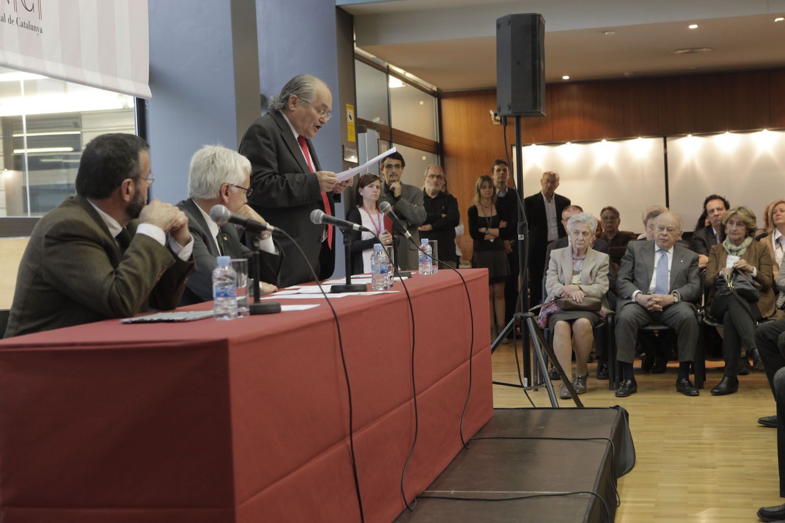 Josep Maria Sans i Travé en el moment d'inici de l'acte. FOTO: Artur Ribera Josep Maria Sans i Travé en el moment d'inici de l'acte. FOTO: Artur Ribera