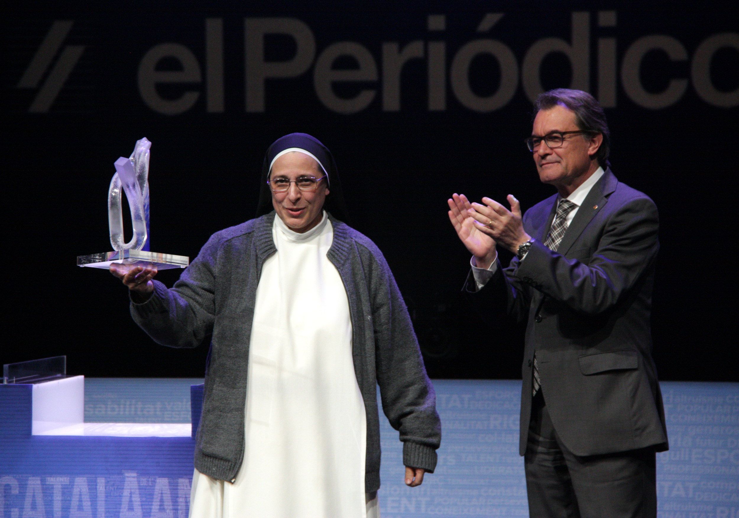 El president Artur Mas entrega el premi a Sor Lucía Caram. FOTO: ACN