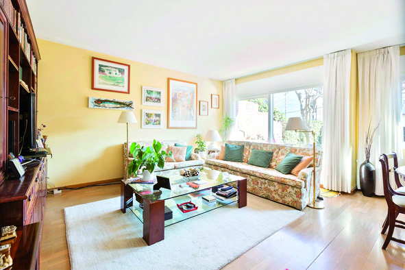 Centre. 175 m2. Jardí privat, 3 dormitoris (1 suite), 3 banys, golfes amb solàrium. Garatge 2 cotxes. 435.000 € Centre. 175 m2. Jardí privat, 3 dormitoris (1 suite), 3 banys, golfes amb solàrium. Garatge 2 cotxes. 435.000 €