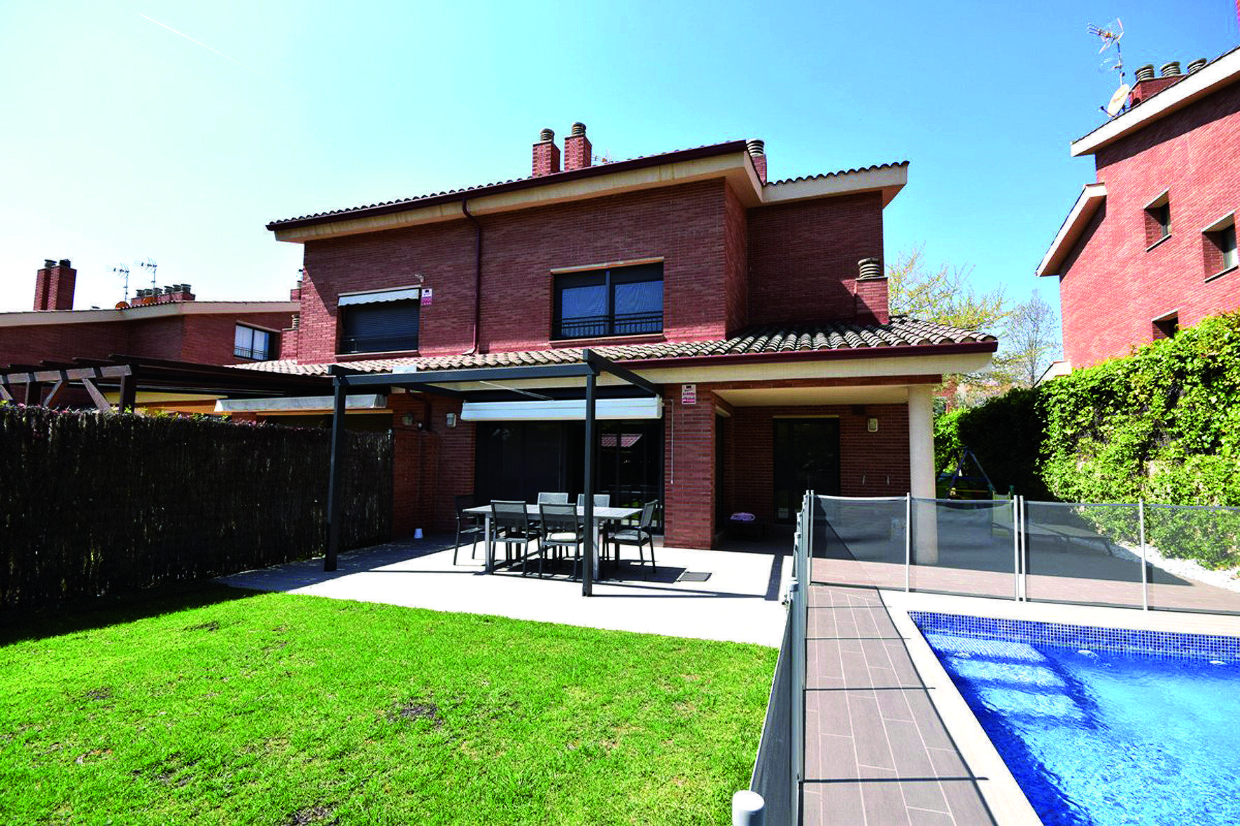 Mira-sol. 236 m2. Sala 40 m2, cuina office d’alta gama, 4 habitacions (1 suite), golfes i 4 banys. Jardí amb piscina per estrenar. 695.000 € Mira-sol. 236 m2. Sala 40 m2, cuina office d’alta gama, 4 habitacions (1 suite), golfes i 4 banys. Jardí amb piscina per estrenar. 695.000 €