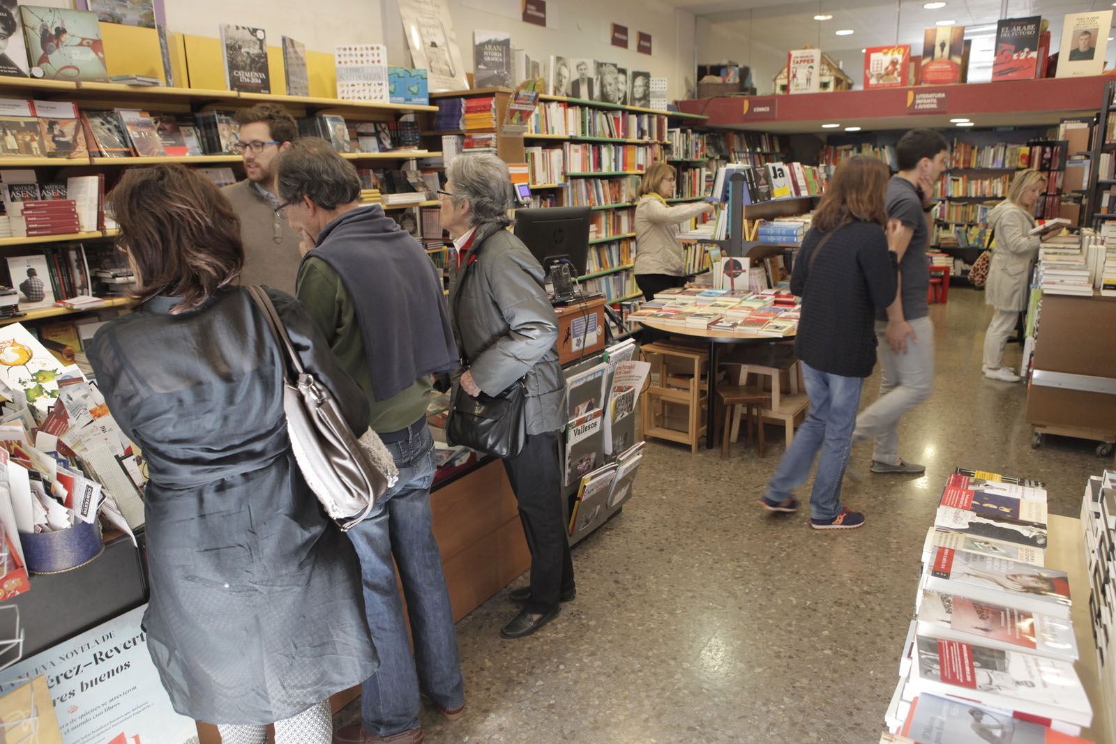 De bon matí les llibreries ja acollien els primers compradors. FOTO: Artur Ribera