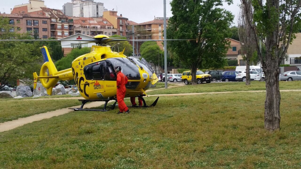 L'helic&ograve;pter del RACC ha aterrat als jardins adjacents al CAP. FOTO: cedida