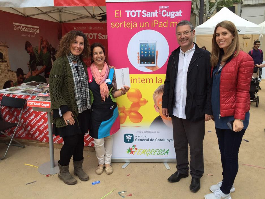 Sònia Sànchez recollint l'iPad a l'estand del TOT. FOTO: Laura Grau