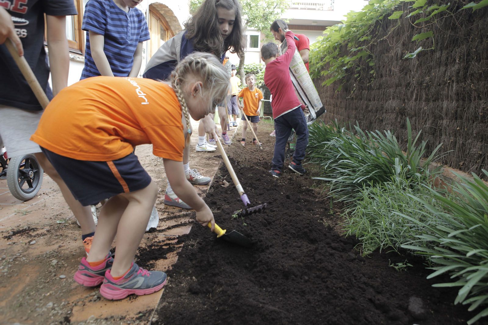 Els nens i nenes ha plantat diverses plantes al jard&iacute; de la resid&egrave;ncia. FOTO: Artur Ribera