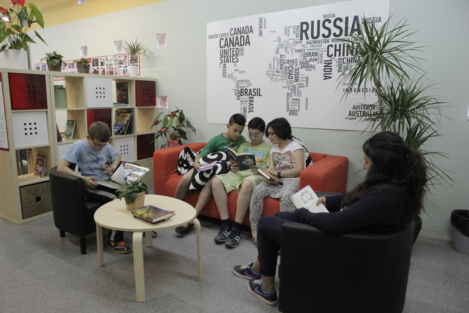 Alumnes llegint en un racó de lectura. FOTO: Artur Ribera