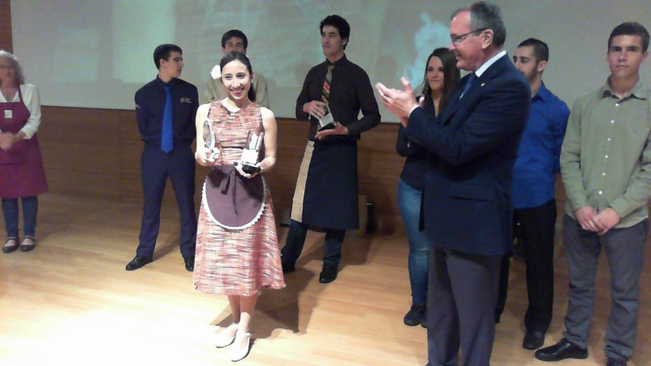Ivette Vera recollint el premi de campiona de Catalunya. FOTO: cedida