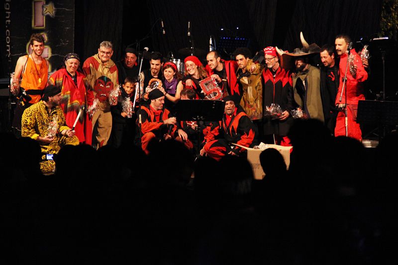 La festa ha continuat al Parc de Ramon Barnils, amb foto de fam&iacute;lia de les colles participants. FOTO: Lali Puig