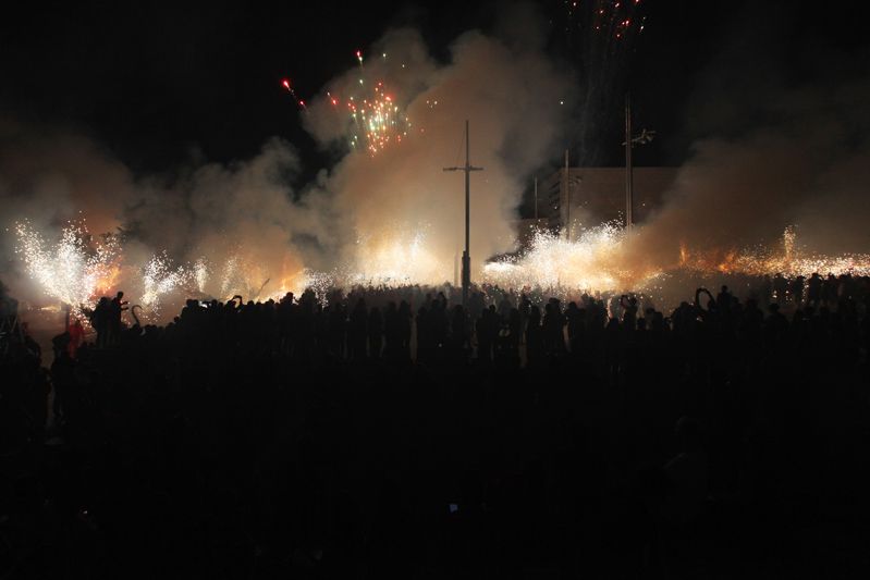 Totes les colles encenien de manera simult&agrave;nia a la pla&ccedil;a Vict&ograve;ria dels &Agrave;ngels. FOTO: Lali Puig