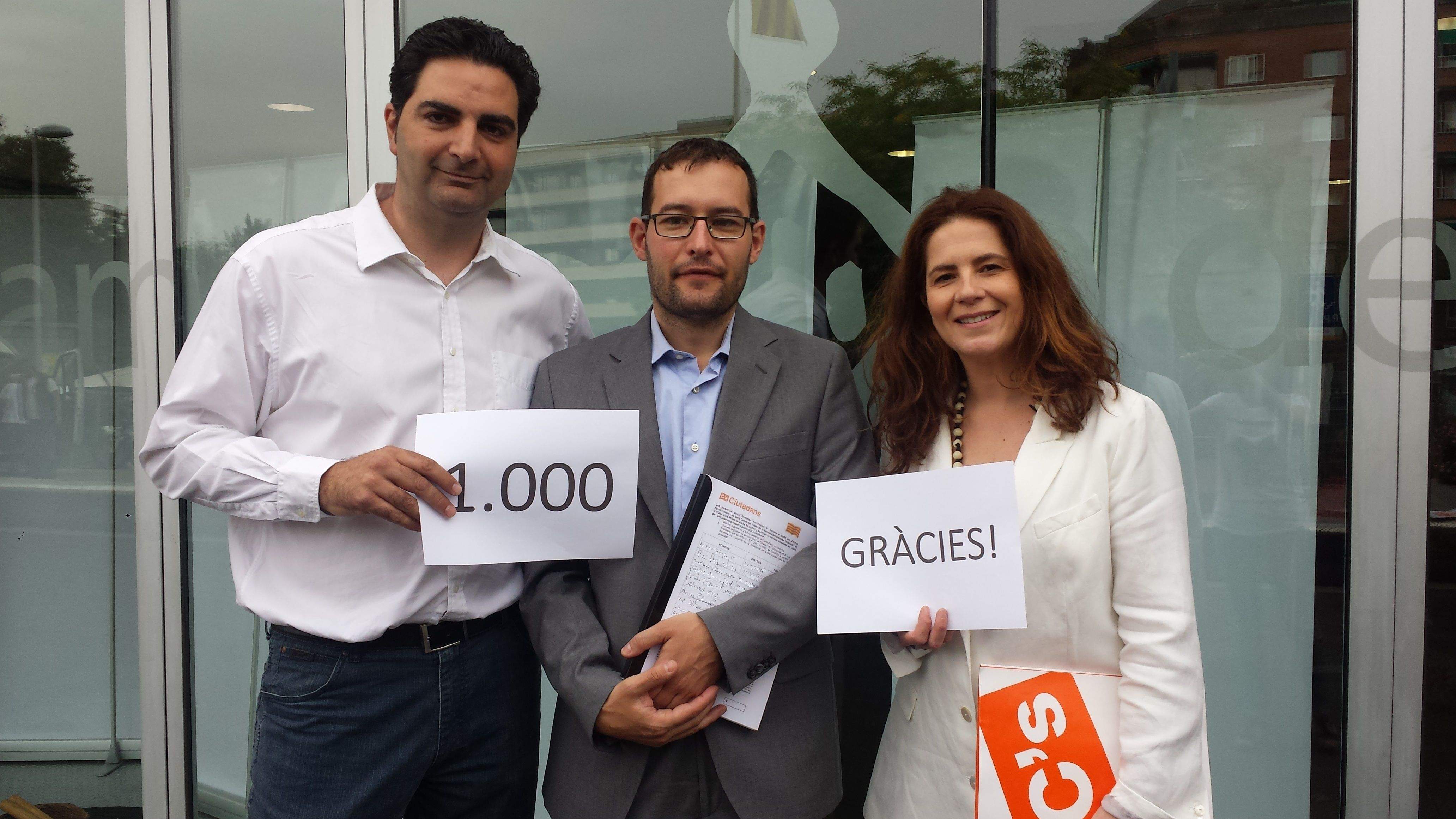 Els regidors de Ciutadans amb les signatures recollides FOTO: Cedida