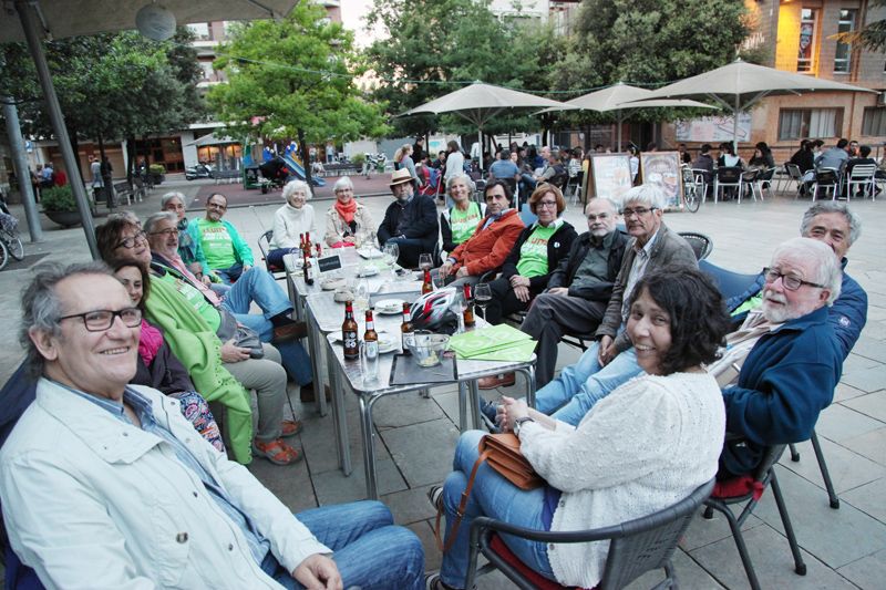 Militants d'ICV s'han trobat a un bar de la plaça Augusta per tancar la campanya electoral. FOTO: Lali Puig