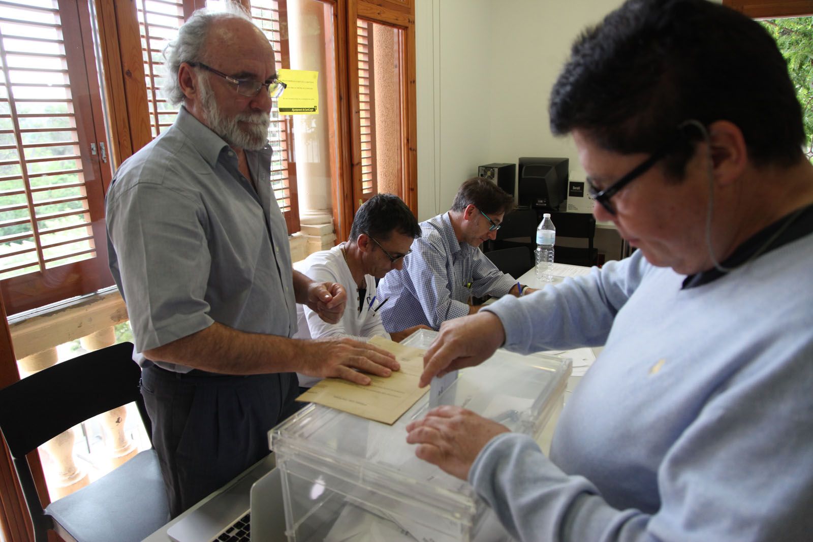 Centenars de persones han anat a votar al Casino de la Floresta. FOTO: Lali Puig