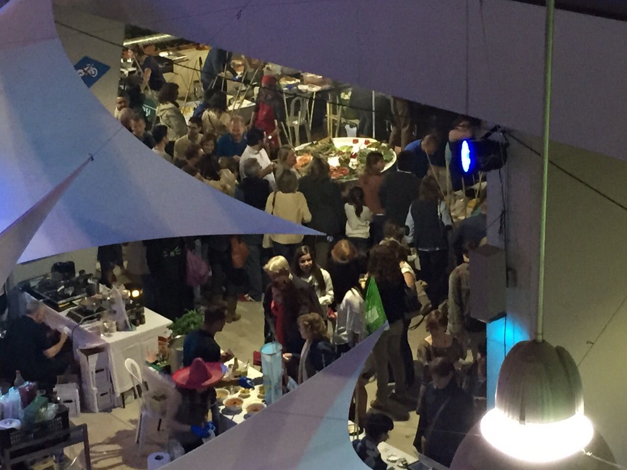 HI havia cues per poder consumir les tapes a dos euros amb les begudes que s'oferien. FOTO. C. Fernández HI havia cues per poder consumir les tapes a dos euros amb les begudes que s'oferien. FOTO. C. Fernández