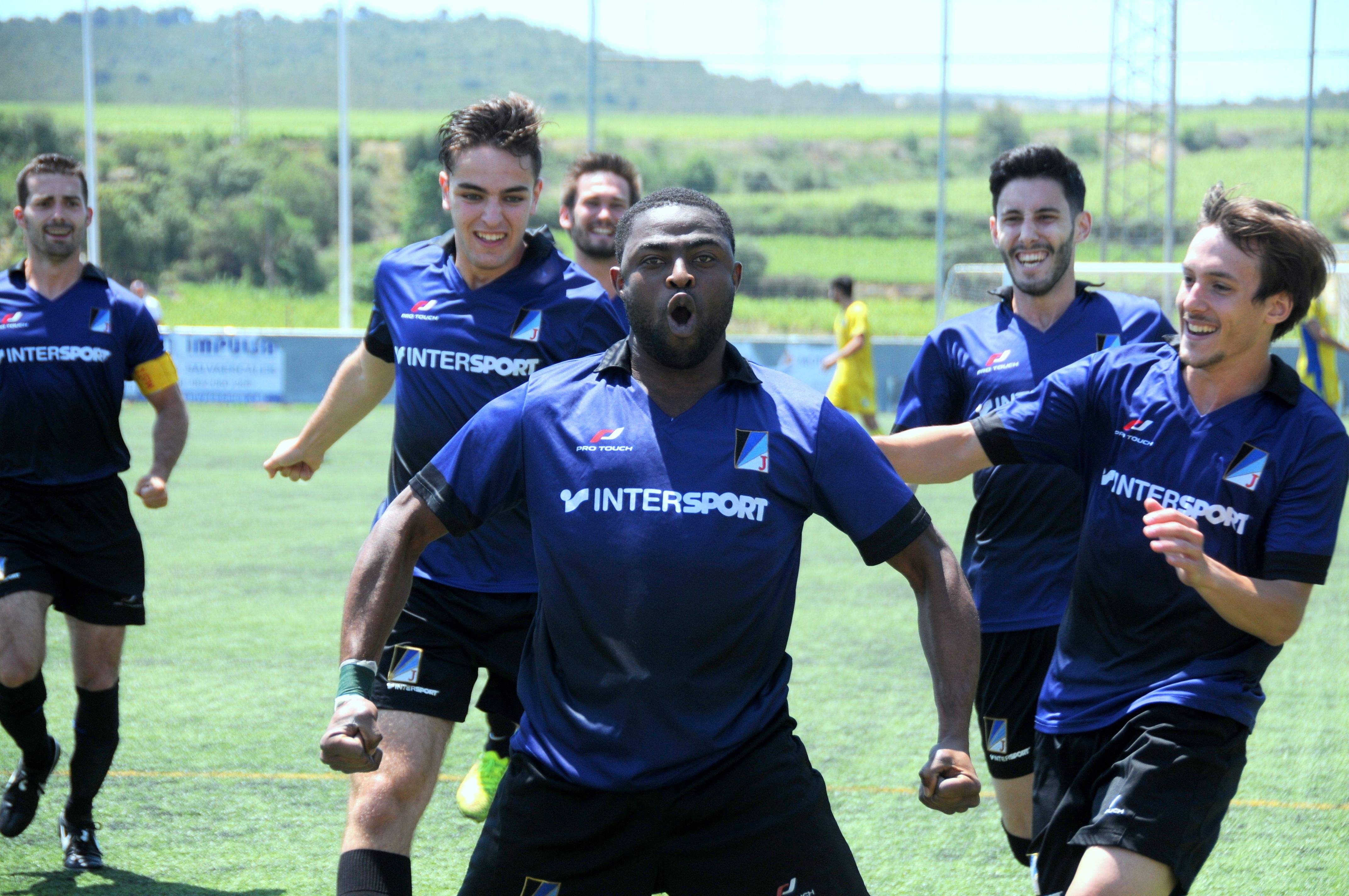 Rafiu Abu celebrant un dels seus dos gols. FOTO: Xavier Riera
