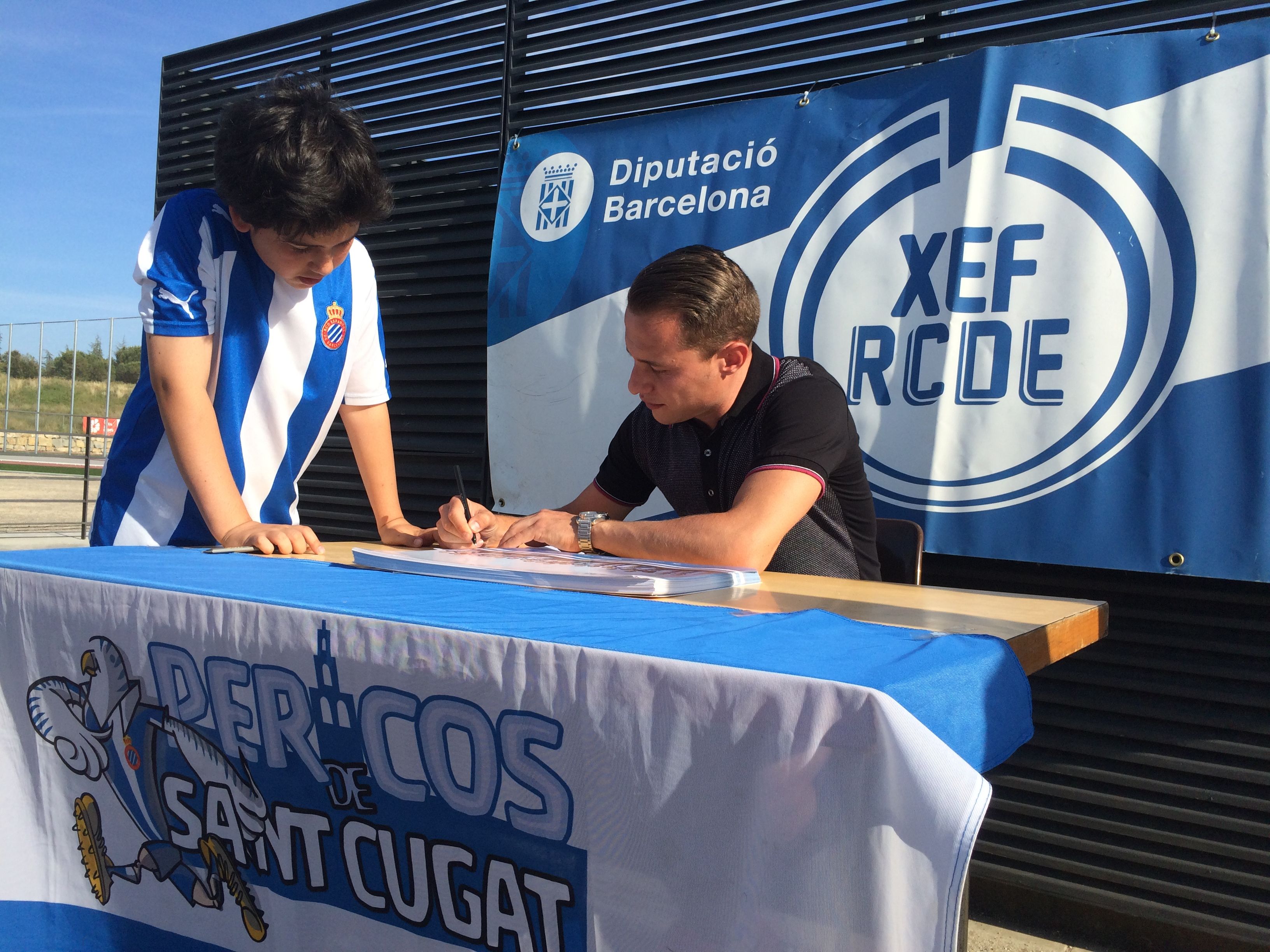 El jugador del RCD Espanyol va firmar autògrafs a tots els nens de l'escola de futbol. FOTO: À. L. P.