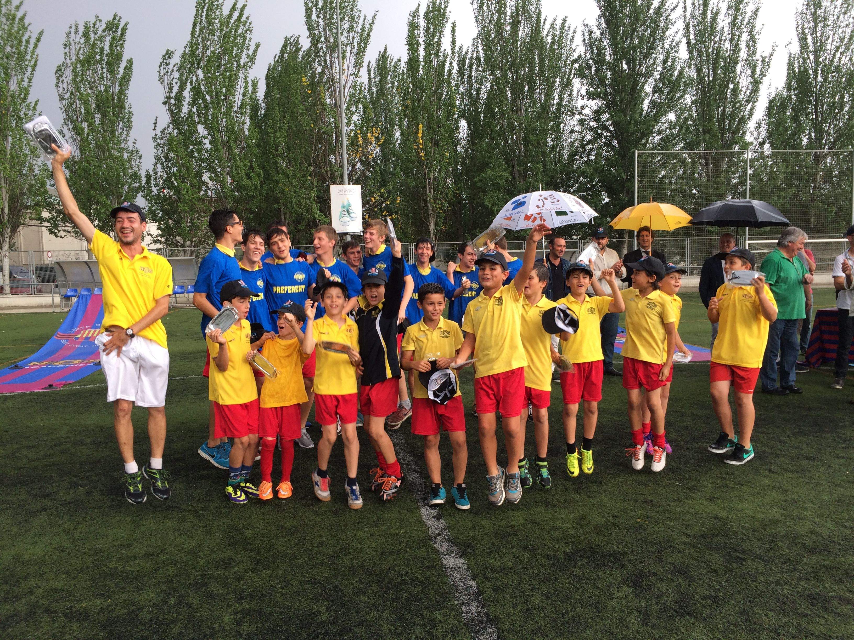 Els equips cadet A i benjamí B han celebrat l'ascens. FOTO: À. L. P. Els equips cadet A i benjamí B han celebrat l'ascens. FOTO: À. L. P.