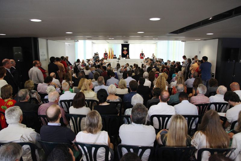 Els nous regidors han estat acompanyats per familiars, amics i companys. FOTO: Lali Puig