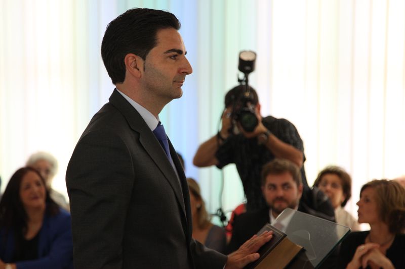 Aldo Ciprián ha promès el càrrec amb la mà a la Constitució. FOTO: Lali Puig