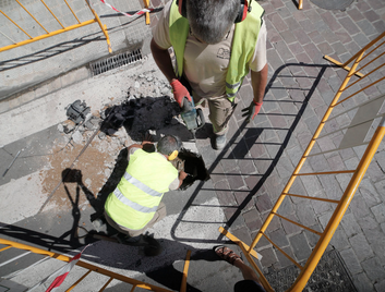 El grup de paletes fa tot tipus d'obres a la via pública i als edificis municipals. FOTO: Artur Ribera El grup de paletes fa tot tipus d'obres a la via pública i als edificis municipals. FOTO: Artur Ribera