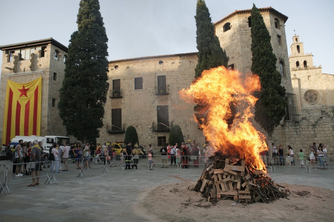 La foguera de Sant Joan a Sant Cugat s'encén a la plaça d'Octavià amb la Flama del Canigó. FOTO: Artur Ribera