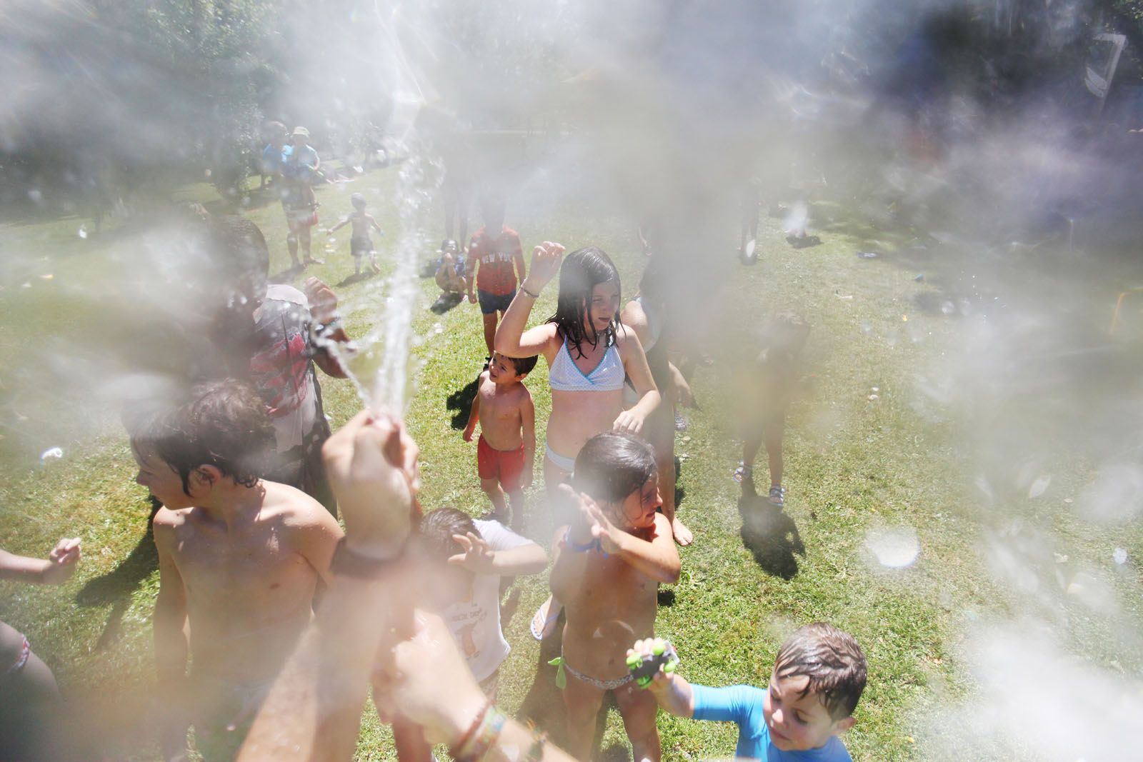 La calor ha fet més valents als infants davant les ruixades amb aigua freda. FOTO: Lali Puig