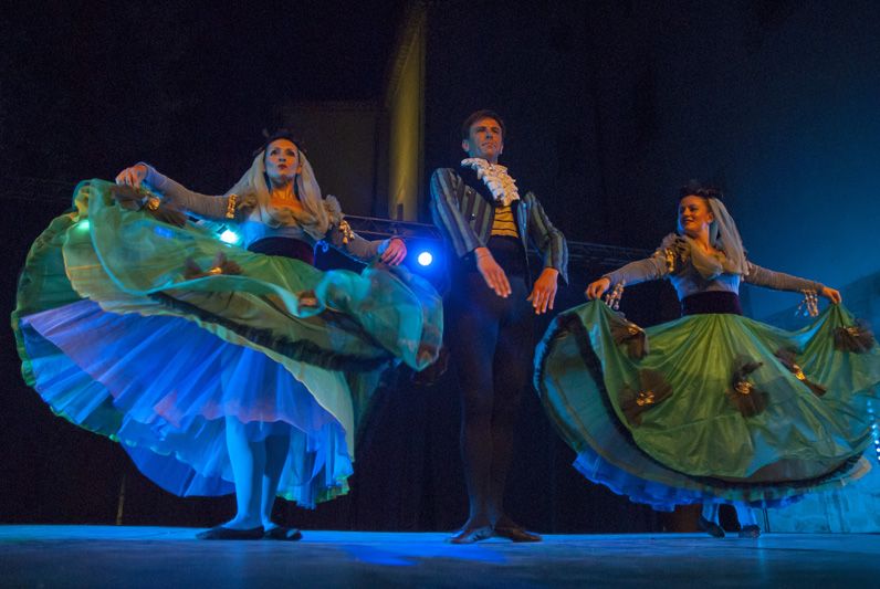  El Grup Mediterrània dansava la primera nit de Festa Major el 2015 FOTO: Aïda Sotelo