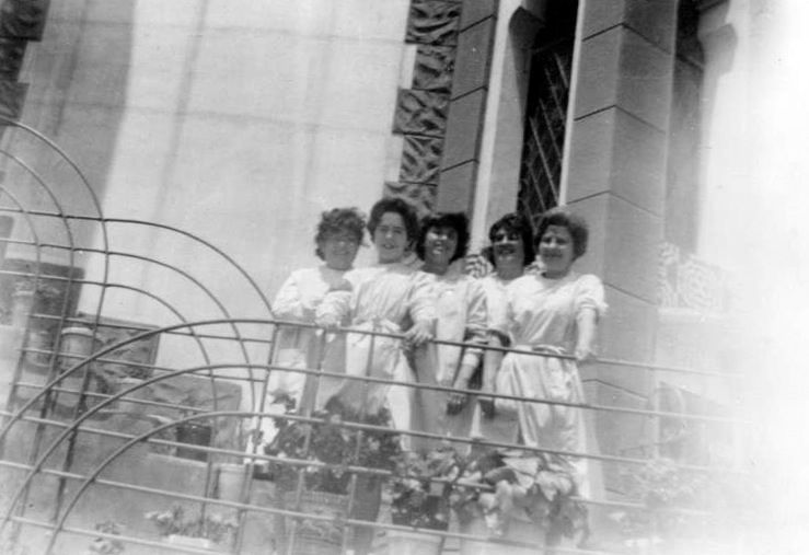 La segona per l'esquerra, Maria Màrquez amb altres treballadores a l'escala de la casa. FOTO: Cedida