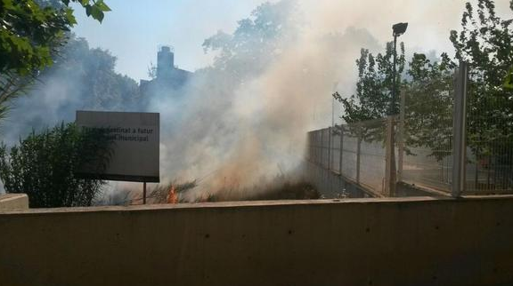 Imatge de l'incendi entre Rubí i Sant Cugat. FOTO: Twitter/ ADF Sant Cugat