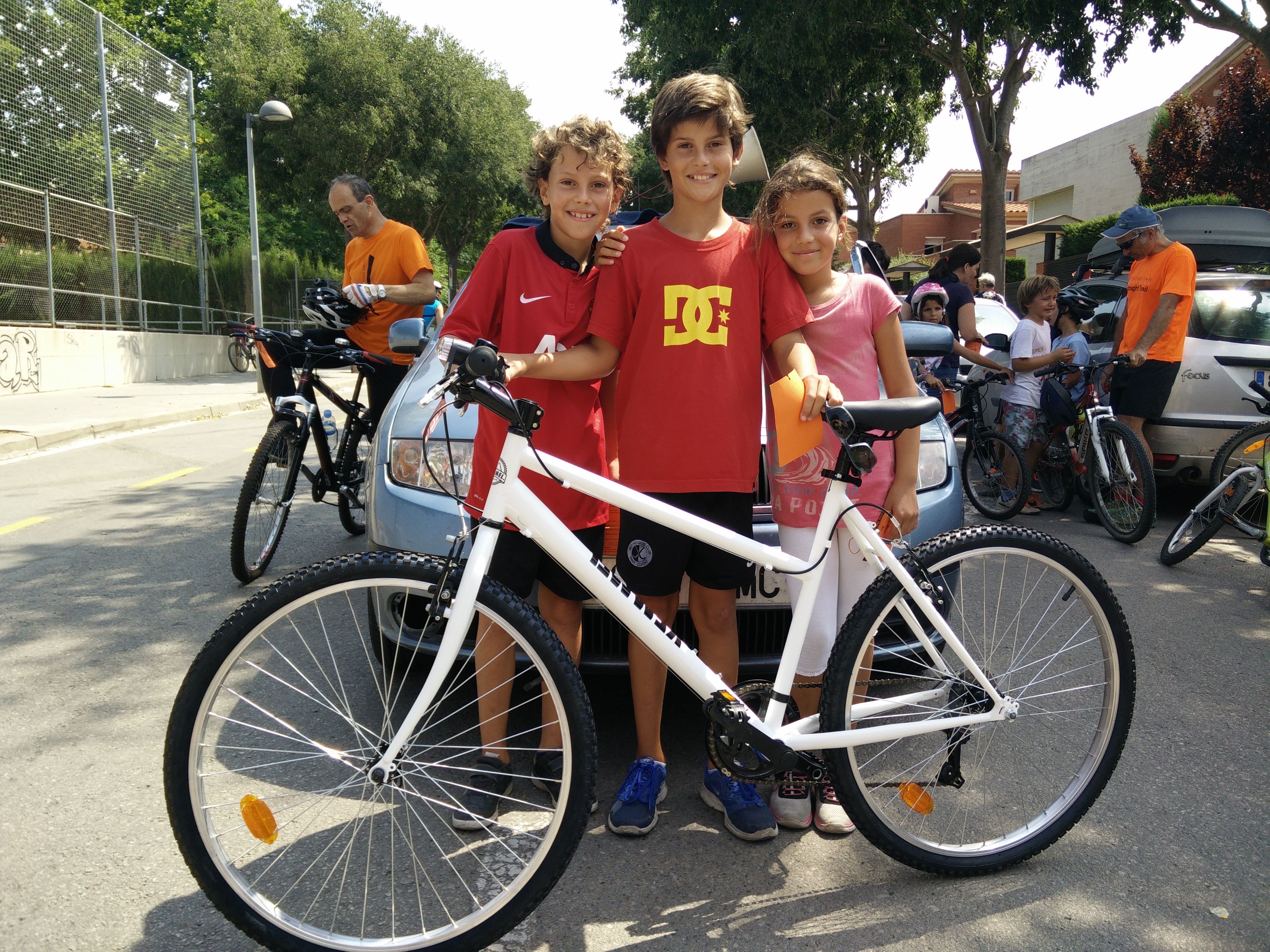 Pablo Hamdan, al centre, amb la bicicleta que ha guanyat. FOTO: Pere Fernández