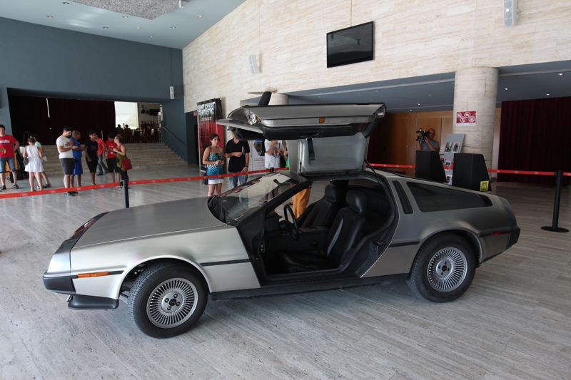 El DeLorean de 'Back to the future' al vestíbul del Teatre-Auditori. FOTO: Lali Puig