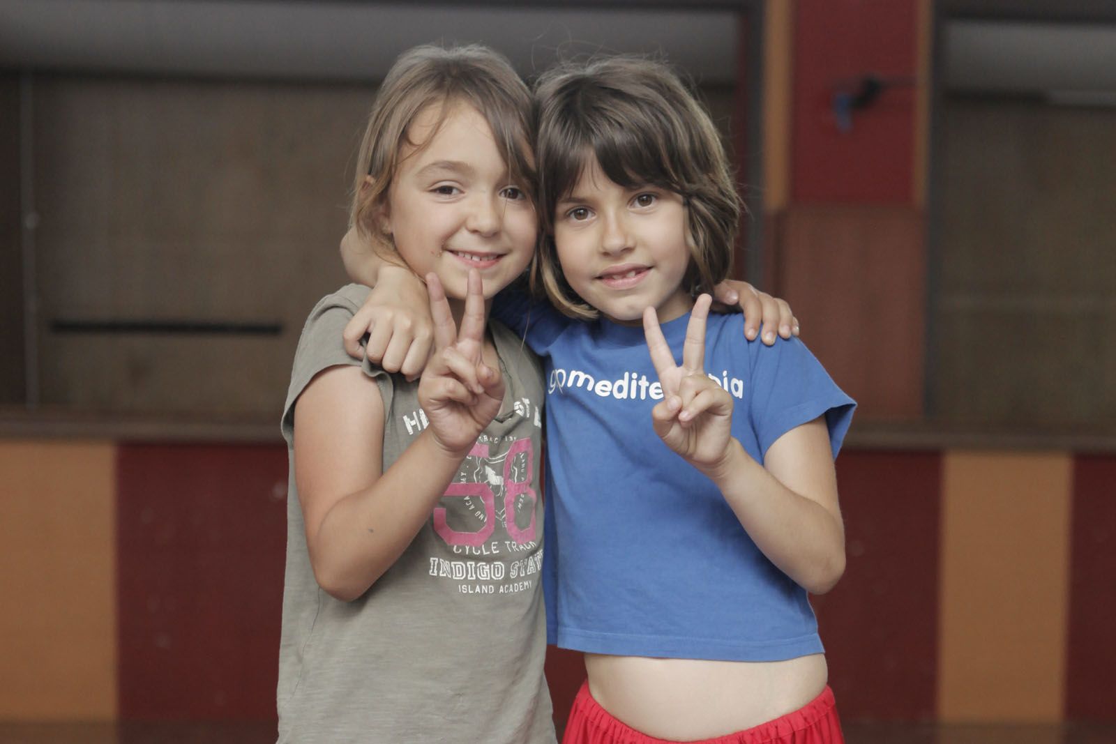 Lia Canas i Laia Torres tenen 6 i 7 anys i estan al grup de mitjanes de l’Escola de Dansa. FOTO: Artur Ribera