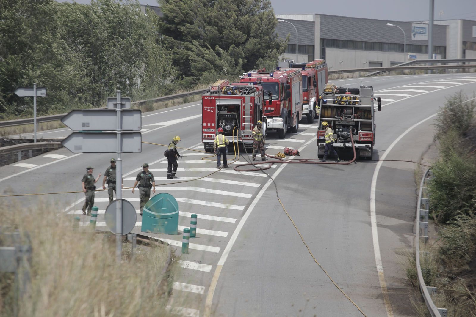 Sis dotacions terrestres dels Bombers han anat al lloc. FOTO: Artur Ribera 