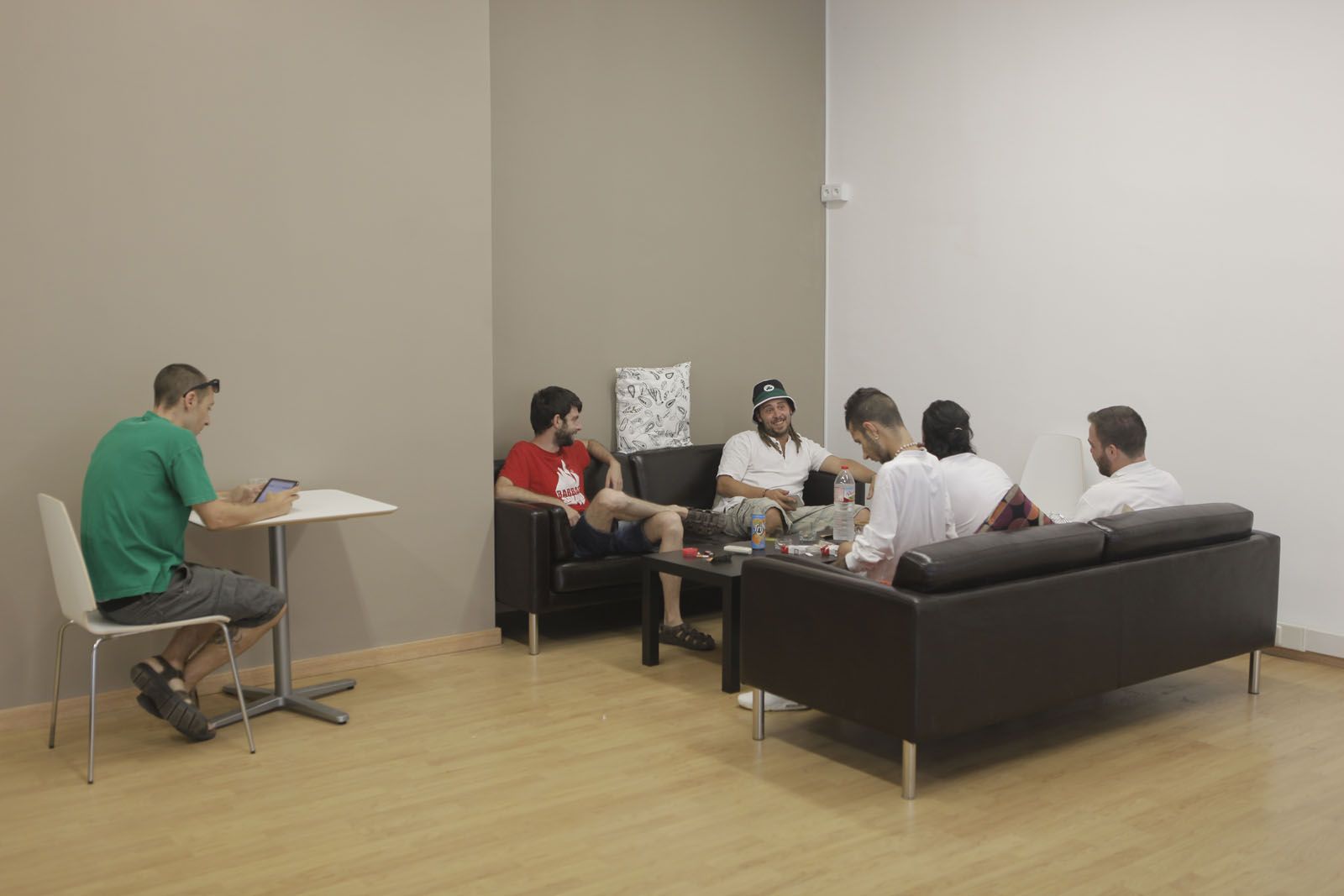 Un grup d'usuaris a dins del local. FOTO: Artur Ribera 