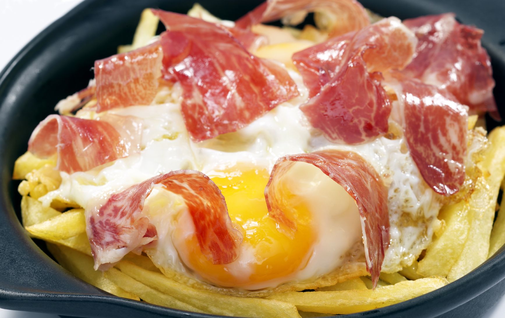 Dues cerveses i un plat d'ous trencats per 6,90 &euro;