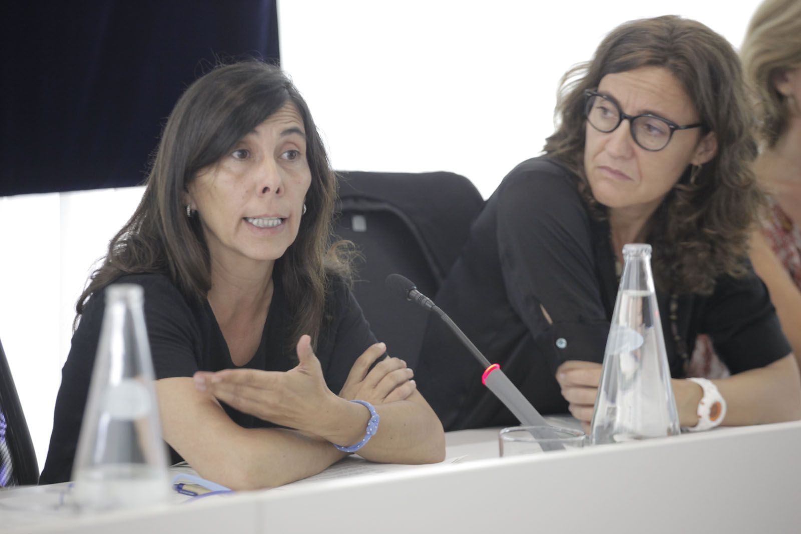 La presidenta d'Unió, Cristina Paraira, i l'alcaldessa, Mercè Conesa, durant un ple municipal. FOTO: Artur Ribera