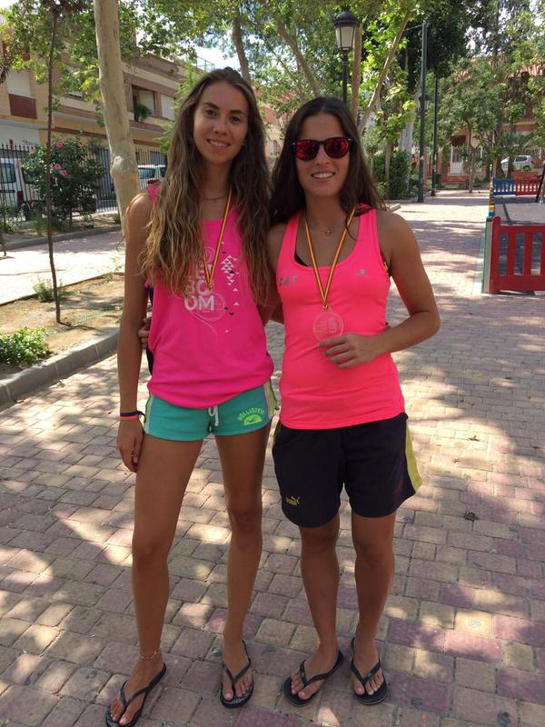 Laura Sesé i Júlia Bonet amb les medalles. FOTO: Twitter Club Voleibol Sant Cugat