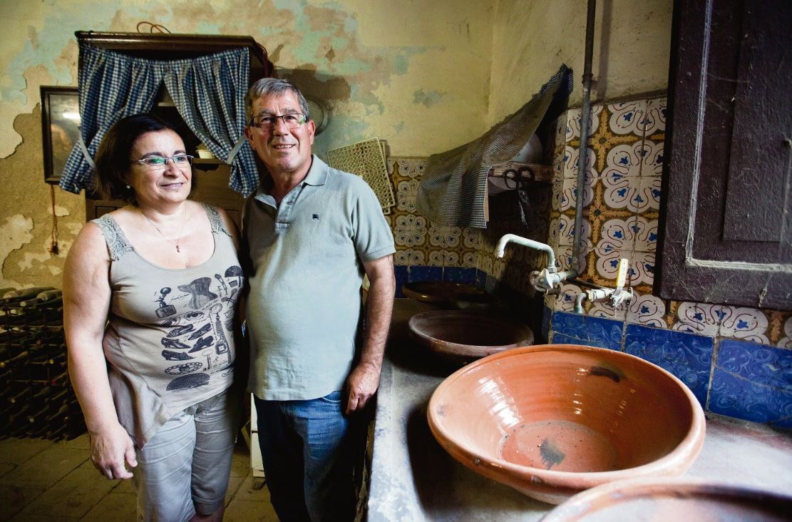 El matrimoni d’en Jaume i la Luci, actuals propietaris de la masia i que continuen la saga familiar. FOTO: Lali Puig