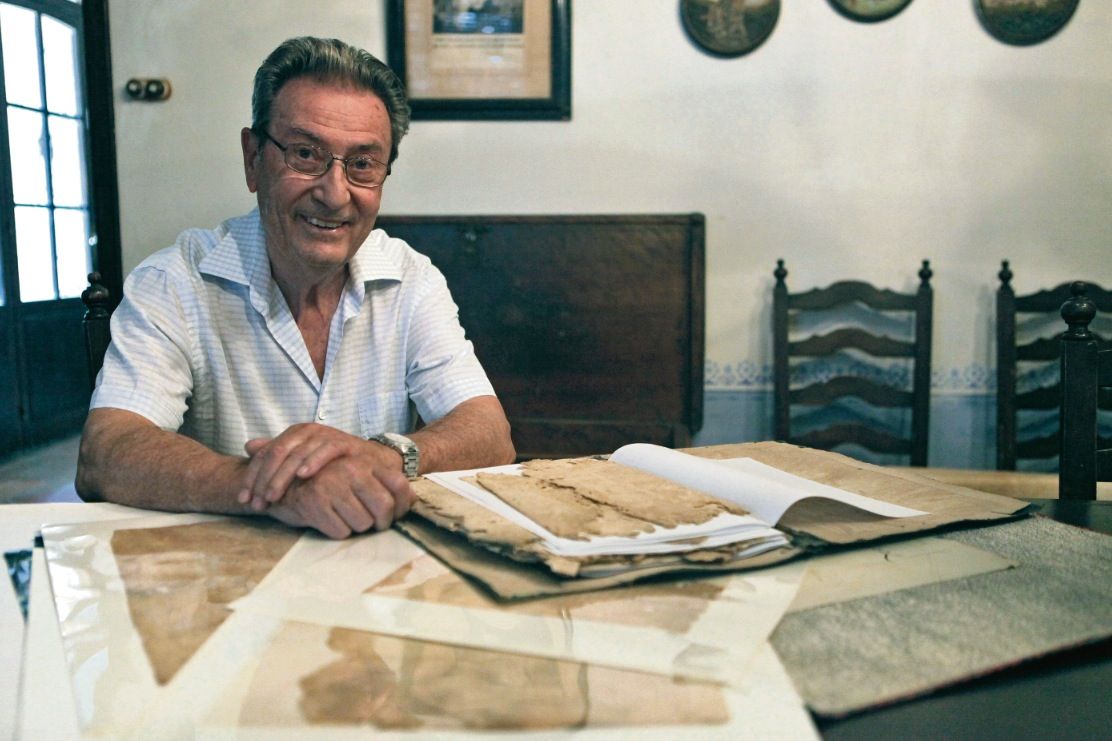 L’hereu En Jordi Muñoz Castanyer, actual propietari, amb una part de la documentació de la masia. FOTO: Artur Ribera