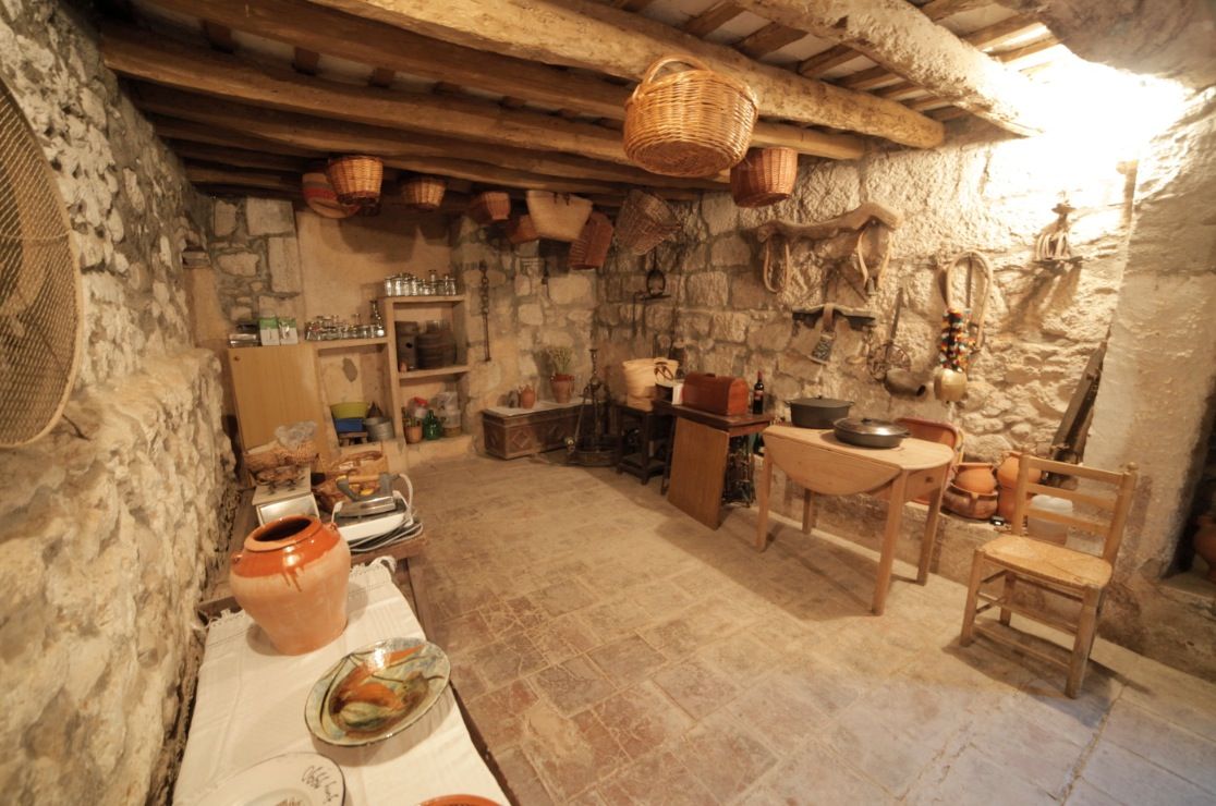 La casa per dins L’interior de can Castanyer conserva l’estil i l’aroma dels anys passats. FOTO: Artur Ribera