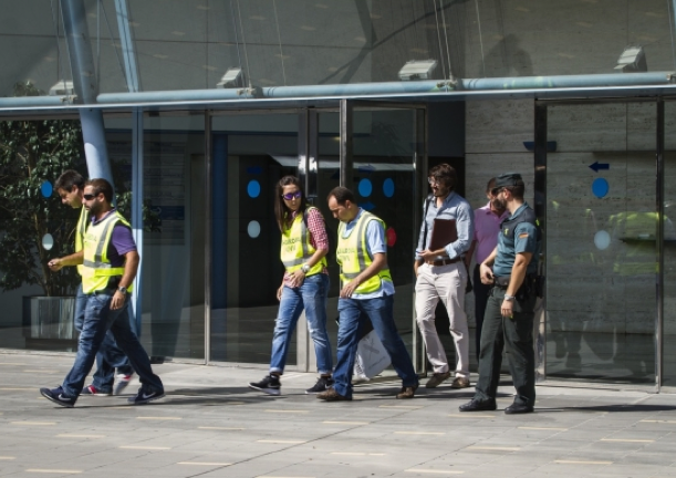 Agents de la Guàrdia Civil sortint de la seu de Promusa, empresa municipal d'habitatge. FOTO: Ramon Poca